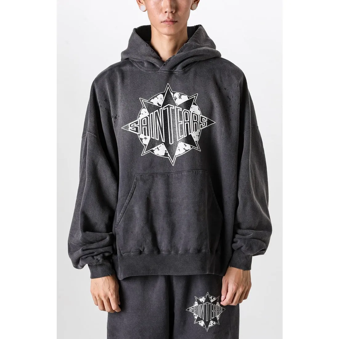 DENIM TEARS x SAINT Mxxxxxx SAINT TEARS Hoodie/BLK Five-pointed star cotton hole-in-the-dark distressed hoodie, washed black S-XL Assute dyeing, whole piece sprayed with horse fade/horse weight, co-branded main mark/cotton wash mark/cherub mark, many hanging holes on the front and rear panels, the original version has the same loose fit